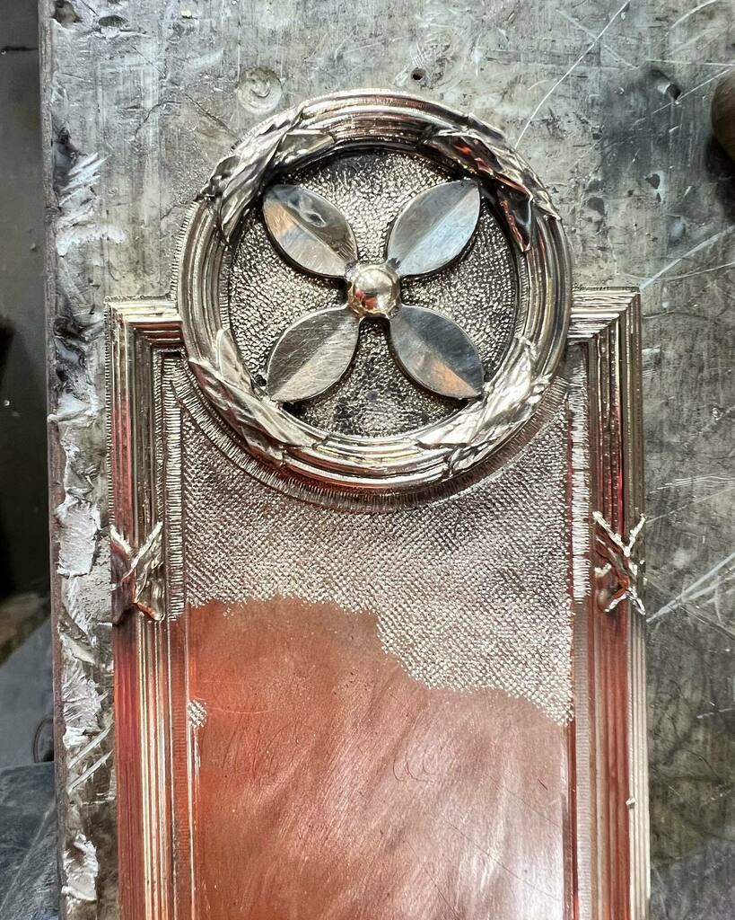 ericmorrisandco's tweet photo. Continuing with the custom Ribbon and Reed plate. The field was finished up by my apprentice but I wasn’t satisfied with the results. So I went back and redid the work. #perfection #pursuitofperfection #handchiseled #handchased #handmade #custommade #cus… https://t.co/T1o5akNMQe https://t.co/7VI0etyhVd