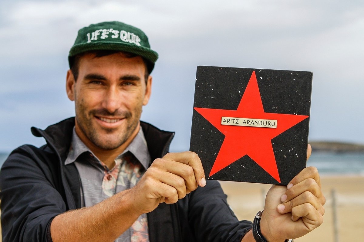 deportegob's tweet photo. 🏄 @AritzAranburu un referente en el #surf

🏆Europeo 2007

🏅Primer español y 5 europeo en clasificarse para el World Tour

🗣️“Me gustan las competiciones potentes. En las que te olvidas de tus contrincantes y compites contras las condiciones del mar”

@FESurfing_ #HacemosEquipo https://t.co/1KD43YGXFb