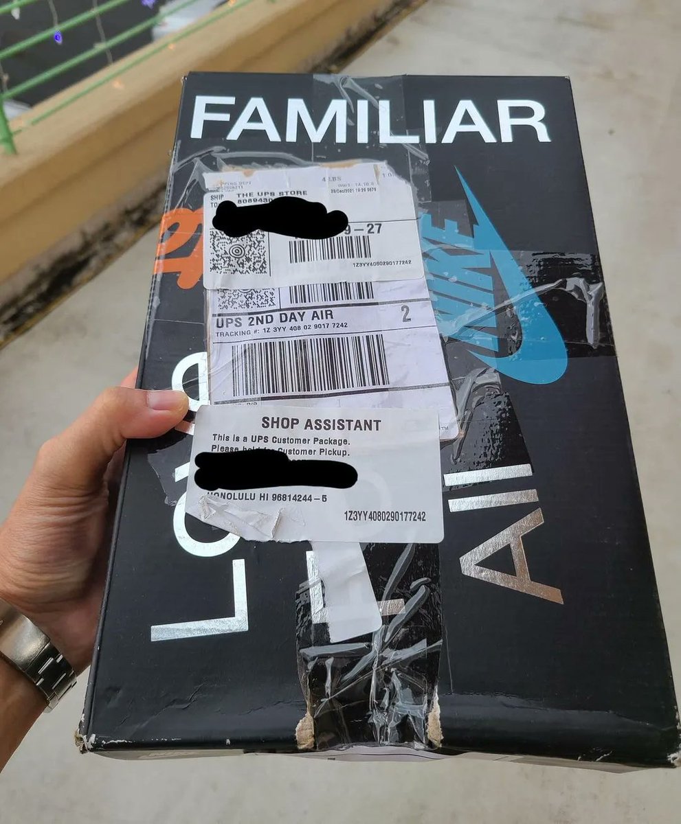 thesolesupplier's tweet photo. Why would you ship shoes like this? 😐 

📷: Via Reddit/ugievsoj https://t.co/dX2cKyzbDT