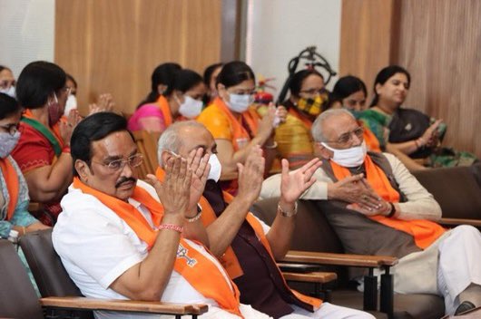 CRPaatil's tweet photo. પ્રદેશ સંગઠન મહામંત્રી શ્રી @ratnakar273 જી, પ્રદેશ મહામંત્રી શ્રી @rajnipatel_mla જી, શ્રી @bhargavbhattbjp જી, શ્રી @pradipsinhbjp જી, પ્રદેશ કોષાધ્યક્ષ શ્રી સુરેન્દ્રભાઈ પટેલ સહિત પદાધિકારીશ્રીઓ અને હોદ્દેદારશ્રીઓ ઉપસ્થિત રહ્યાં.(2/2) https://t.co/Xyvd9Vvqzx