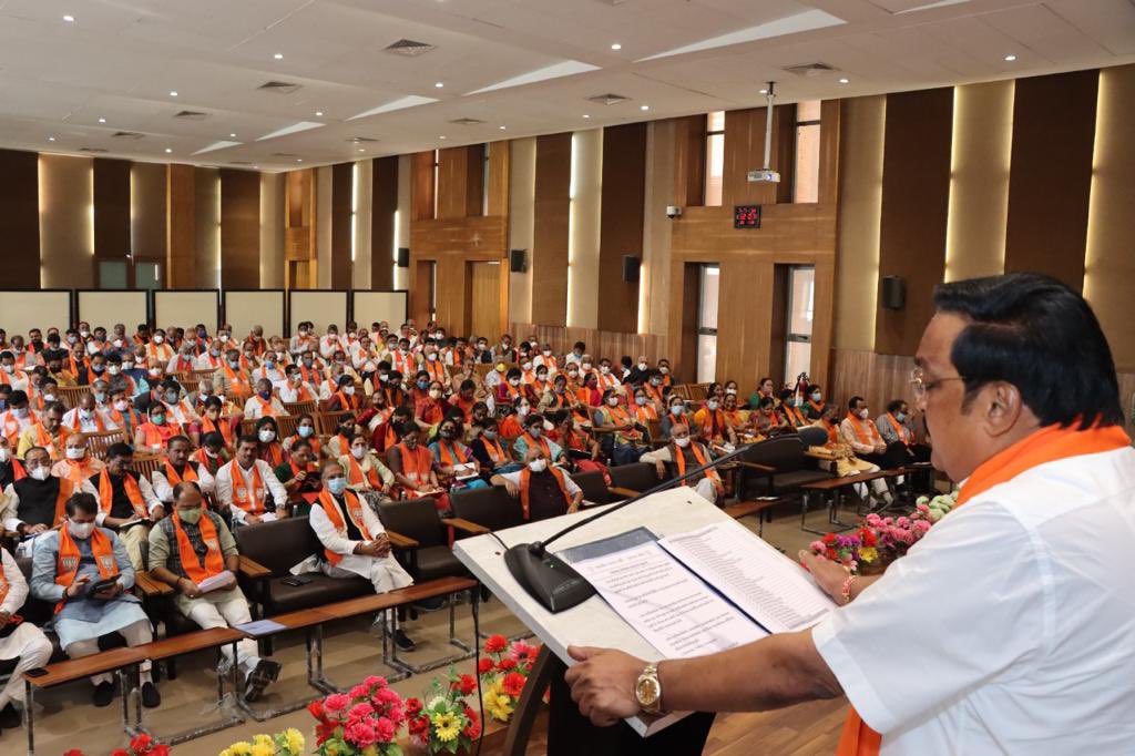 CRPaatil's tweet photo. પ્રદેશ સંગઠન મહામંત્રી શ્રી @ratnakar273 જી, પ્રદેશ મહામંત્રી શ્રી @rajnipatel_mla જી, શ્રી @bhargavbhattbjp જી, શ્રી @pradipsinhbjp જી, પ્રદેશ કોષાધ્યક્ષ શ્રી સુરેન્દ્રભાઈ પટેલ સહિત પદાધિકારીશ્રીઓ અને હોદ્દેદારશ્રીઓ ઉપસ્થિત રહ્યાં.(2/2) https://t.co/Xyvd9Vvqzx