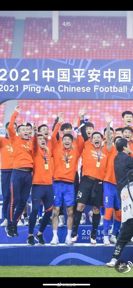 Ji Xiang celebrates his second CSL title in a row, with a Jiangsu muffler on his left wrist.