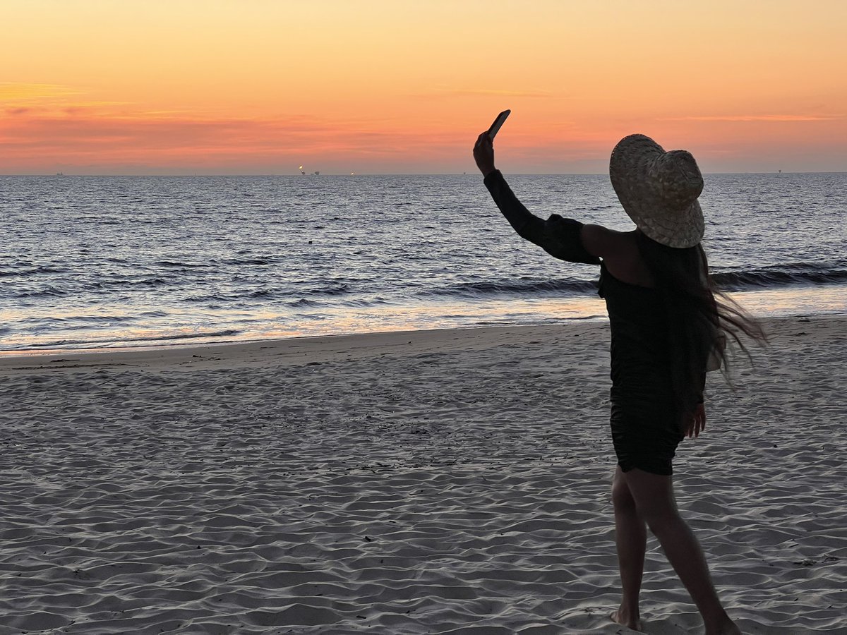 central_sage's tweet photo. Le crépuscule est l’heure où l’on vit le plus intensément.
Il n’ y a plus de véritable crépuscule dans nos villes où les feux artificiels de la nuit s’ allument bien avant la fin du jour.
Plage #TONDE à #Moanda https://t.co/Jaw7XgUYSZ