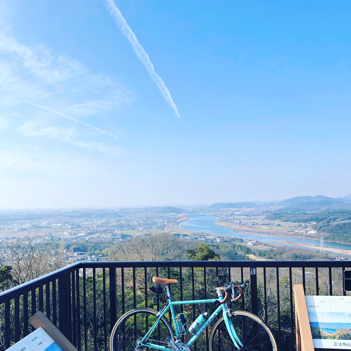 arigatuo03's tweet photo. 「正法寺展望台」
今年の登り初めは正法寺展望台。昼間の景色も気持ちいいですが、綺麗な夕焼けがカメラマンに人気のスポット。オレンジに染まる加古川の景色を一度見てみたいなぁ。#正法寺展望台 #ビアンキ #三木市 #miki #hyogo #japan https://t.co/dzpWSIfMpP
