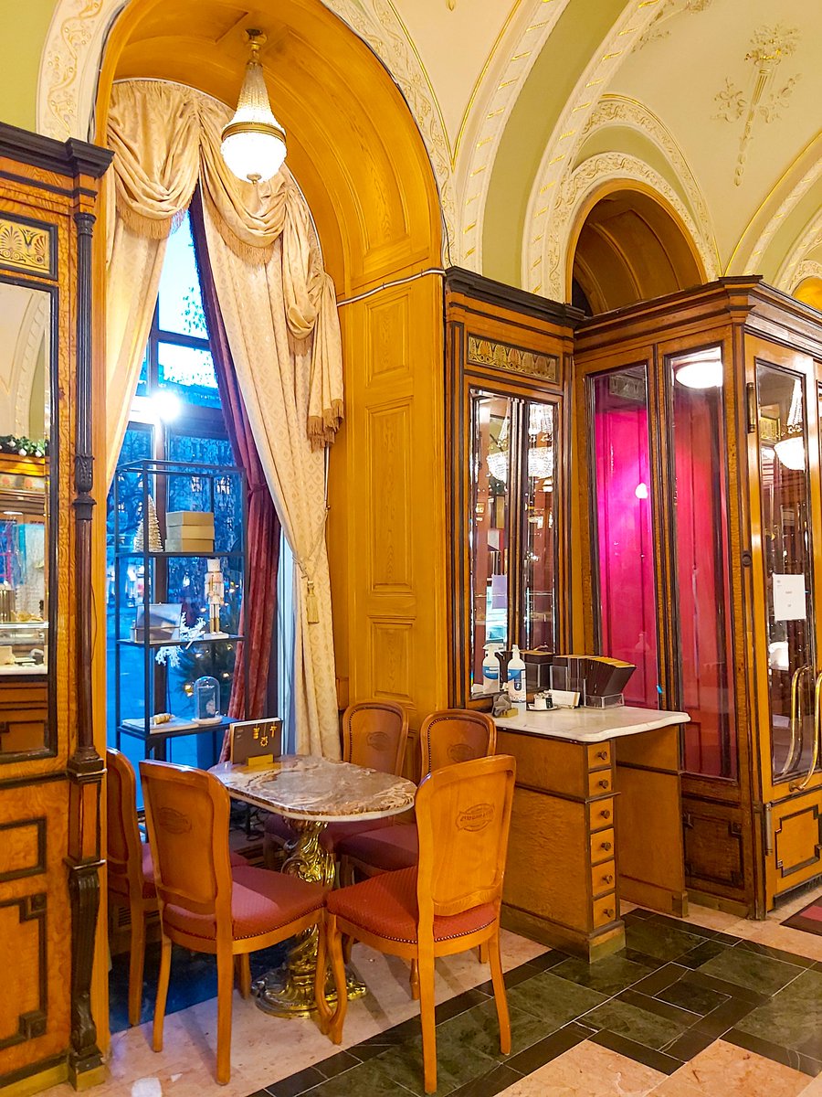 Nightwhisper77's tweet photo. Kaffeehauskultur. 🤎☕🍰
#Ungarn #Budapest #Kaffeehaus #Café #Gerbeaud #kuk #Gründerzeit #ArtDeco #roaring20s https://t.co/nZOvEAUhSk