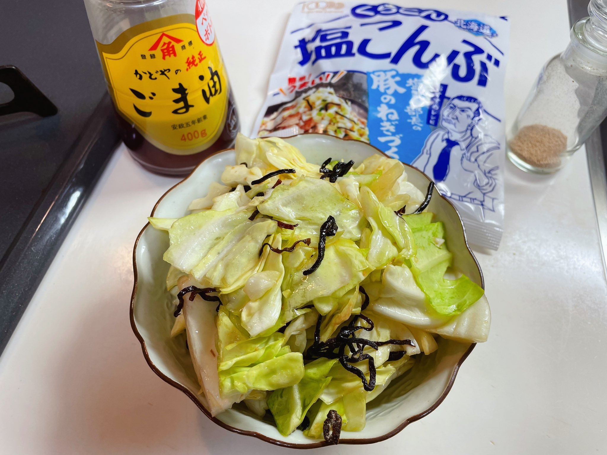 تويتر おりえ على تويتر 大学生の時によく作ってたツマミ 当時はやみつきキャベツ なんて気持ちでこれと酒だけで幸せになってた ボウルにザク切りにしたキャベツとほんだし少々 塩昆布 胡麻油は決して多過ぎない程度 キャベツに馴染むくらい に入れてかき混ぜた