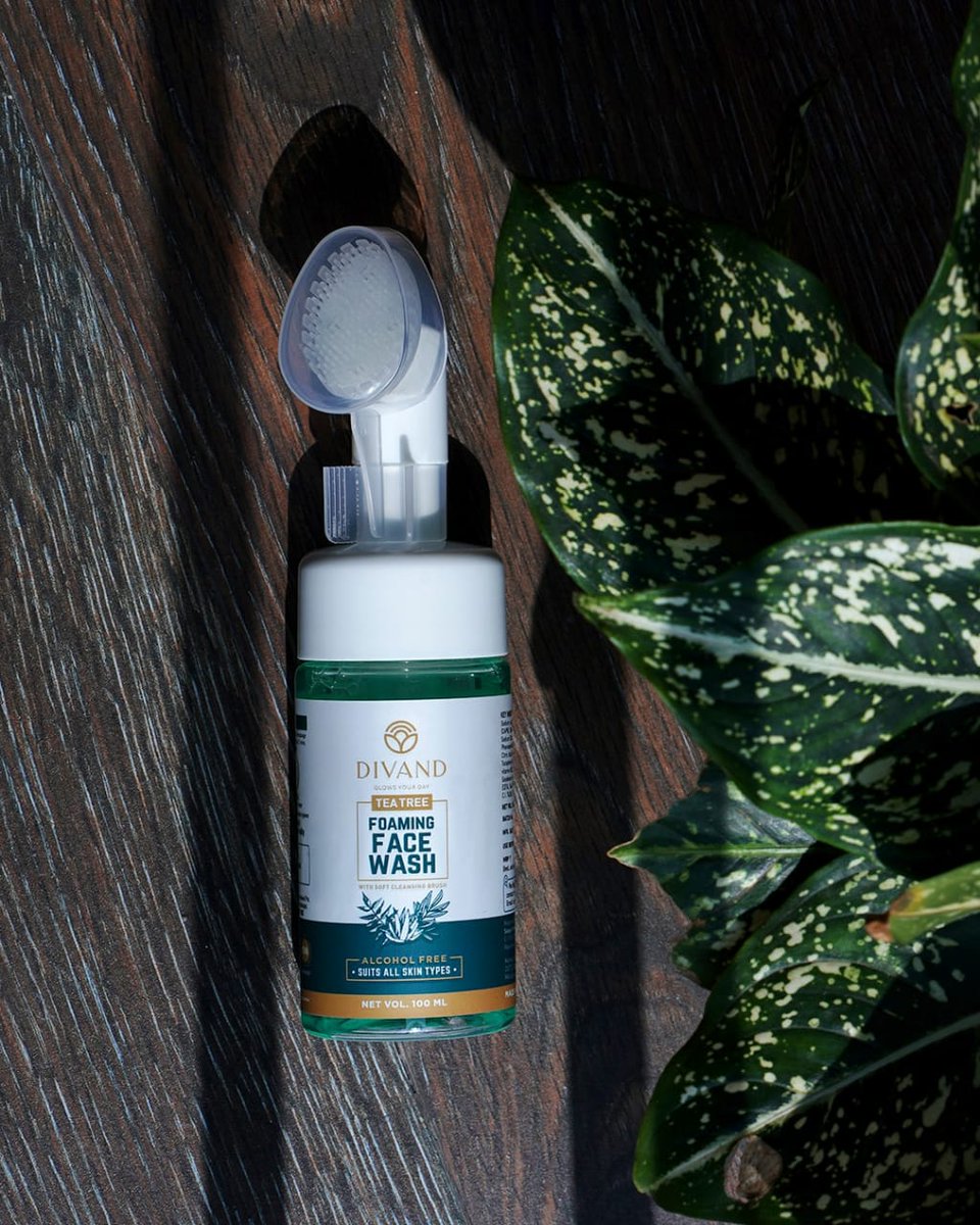 DivandIndia's tweet photo. Super cool 𝐃𝐢𝐯𝐚𝐧𝐝 𝐓𝐞𝐚 𝐓𝐫𝐞𝐞 𝐅𝐨𝐚𝐦 𝐅𝐚𝐜𝐞 𝐖𝐚𝐬𝐡 cleanses pores in face and fights with acne. 
Let’s nourish the Tea tree🍃&amp; Neem🌿touch…!

For better results use 𝐓𝐰𝐢𝐜𝐞 a day 💦.

Drop a ❤️ if you’re looking for an anti-acne face wash!

#antiacne #facewash https://t.co/iN5HdGyGjE