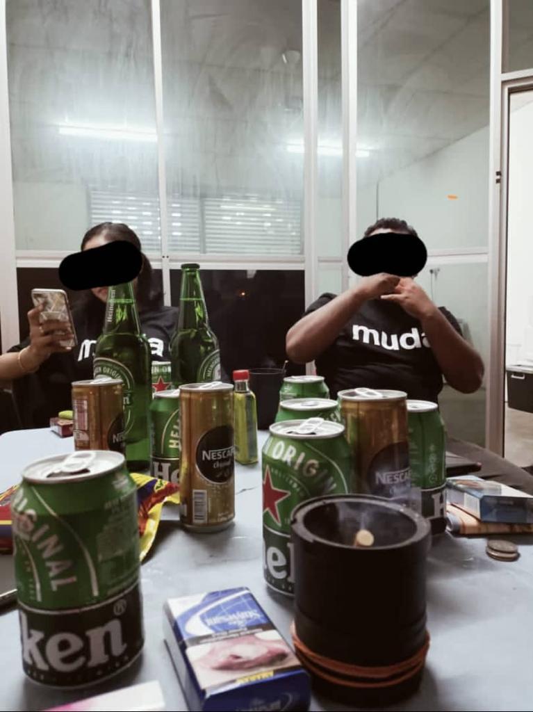 Shawal (@shwsyz) on Twitter photo Hello YB <a href="/SyedSaddiq/">Syed Saddiq</a> . Ini ke orang muda yang dibanggakan Parti Muda boleh menggegar dunia?😂😂 Minum besar ea geng <a href="/partimuda/">Parti MUDA</a> . Guna duit crowdfunding ke?🤭🤭🤭 Hello YB <a href="/SyedSaddiq/">Syed Saddiq</a> . Ini ke orang muda yang dibanggakan Parti Muda boleh menggegar dunia?😂😂 Minum besar ea geng <a href="/partimuda/">Parti MUDA</a> . Guna duit crowdfunding ke?🤭🤭🤭