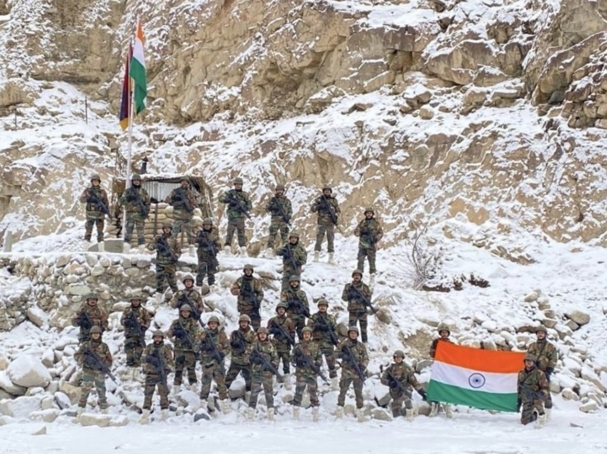 Standing tall  🇮🇳 brave heroes of Indian Army Armed with SigSauer assault rifles in #Galwanvalley 
#DograRegiment 

   Jai hind 🇮🇳