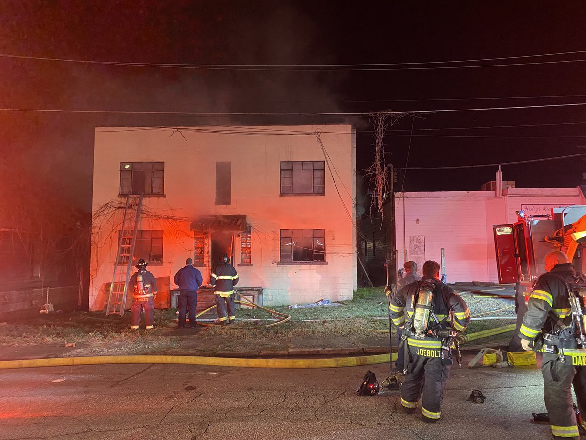 Audra Laskey (@audralaskey) on Twitter photo #BREAKING -Charleston Fire Dept. Is on the scene of a fire on the West Side. No injuries reported. This is on Washington St. W near the GoMart <a href="/WOWK13News/">WOWK 13 News</a> #BREAKING -Charleston Fire Dept. Is on the scene of a fire on the West Side. No injuries reported. This is on Washington St. W near the GoMart <a href="/WOWK13News/">WOWK 13 News</a>