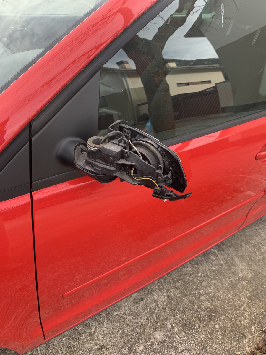 sofsuburbia_'s tweet photo. Se que va a ser imposible, pero necesito encontrar a la chica que me dejó esta nota en mi coche ayer (3 de enero), en el parking del aulario de la upna 🥺🥺 gracias a todo el mundo q lo comparta 💖 https://t.co/gL4a0a8yzM