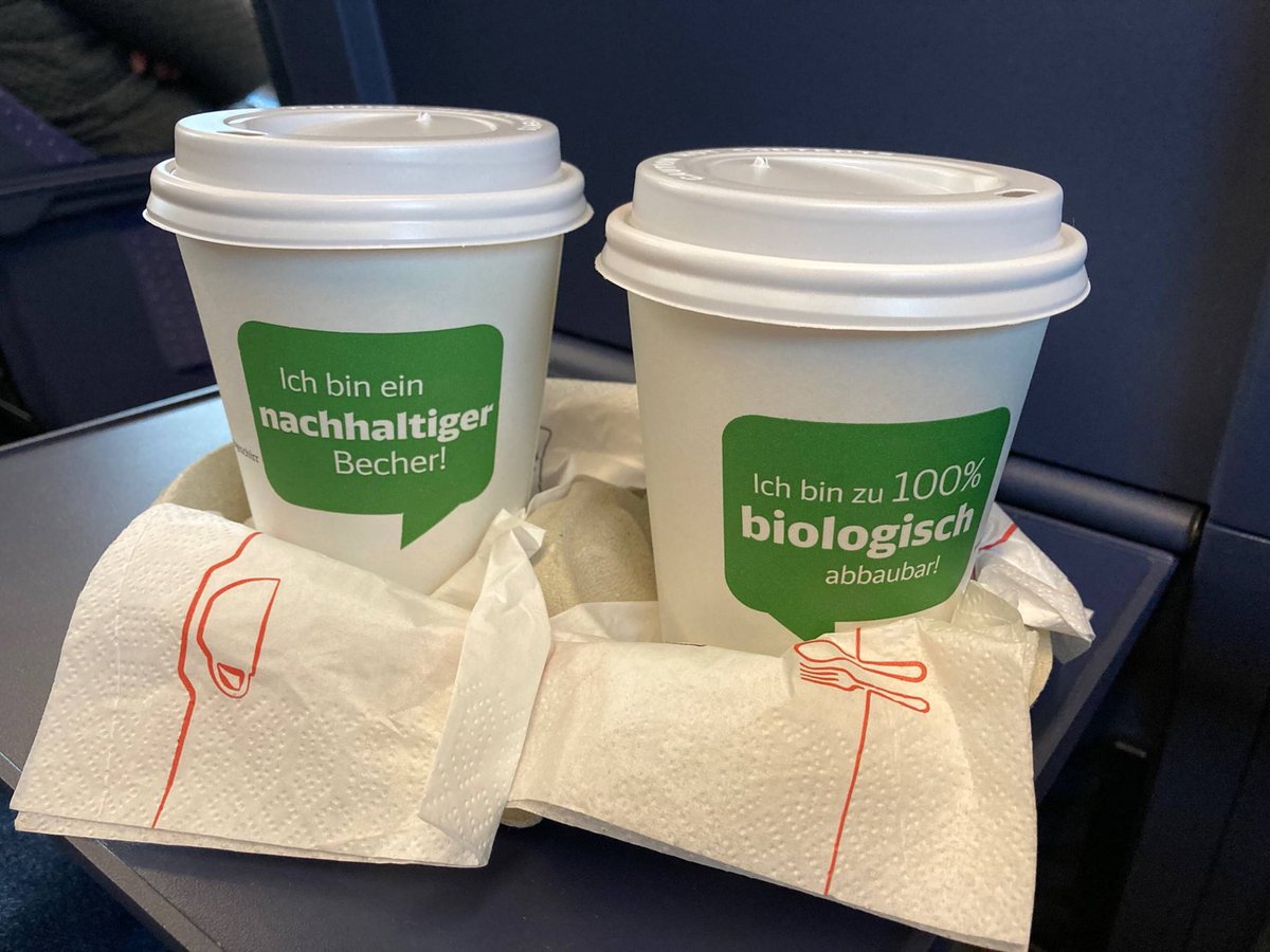 Gut, dass es jetzt Hafermilch in Zügen gibt ⁦⁦⁦@DB_Presse⁩. Aber warum um alles in der Welt in #Einwegbechern? Wir haben das Jahr 2022! Es gibt klimafreundliche Alternativen liebe Bahn: den #Mehrweg Becher. Müllvermeidung ist aktiver #Ressourcenschutz u. #Klimaschutz