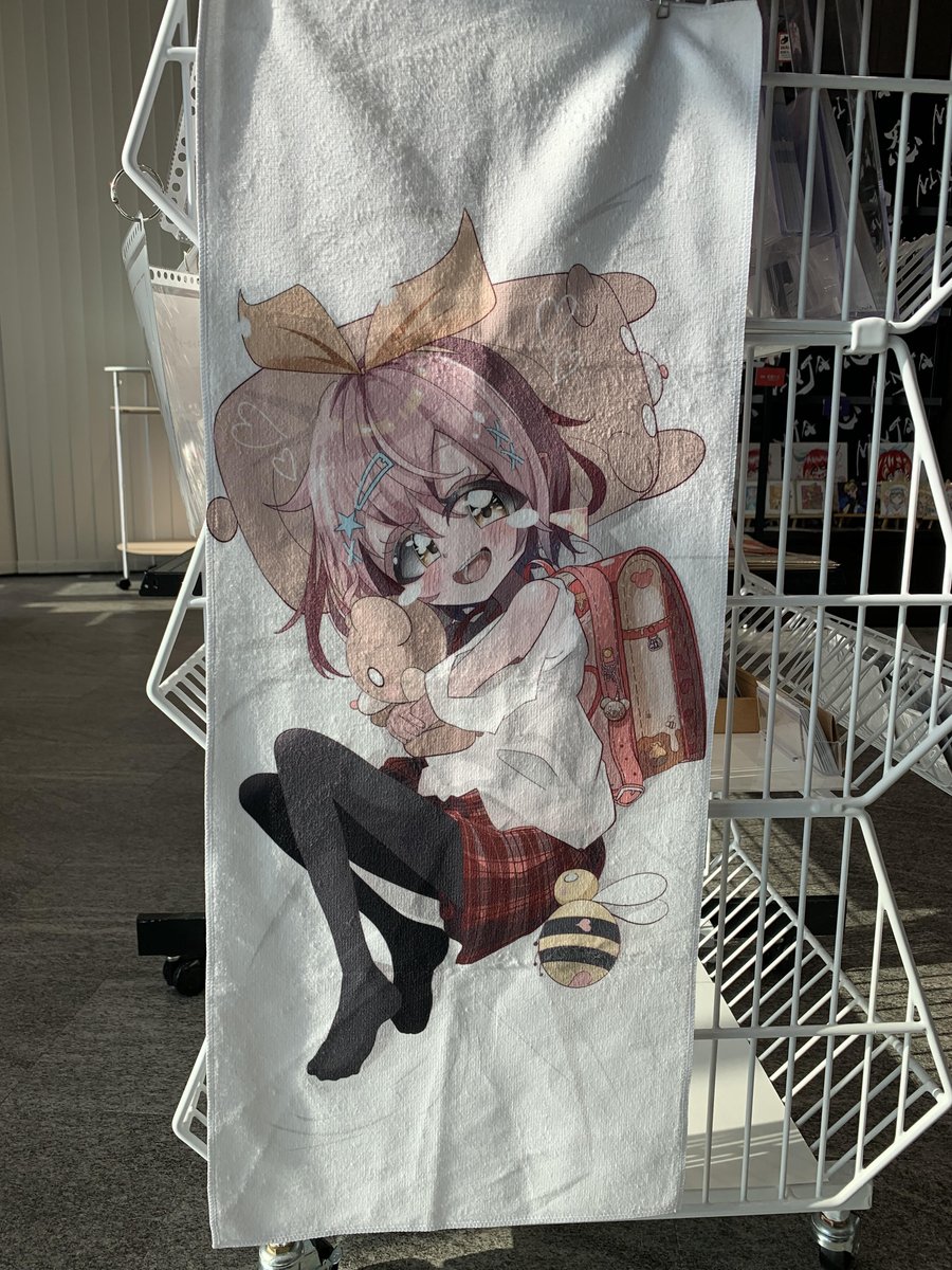 OsakaNinjaInfo's tweet photo. 今回梨さんの作品を紹介いたします。
可愛い抱き枕カバー風タオルですよね。
寒い日でも過ごしましょうか。
まだ、各絵師さんのオリジナルグッズ も販売中です。
絵師100人展帰りに是非エディオンなんば本店8Fでお待ちしております！！
#絵師 #絵師展 #展示販売 https://t.co/30Yq891P0a