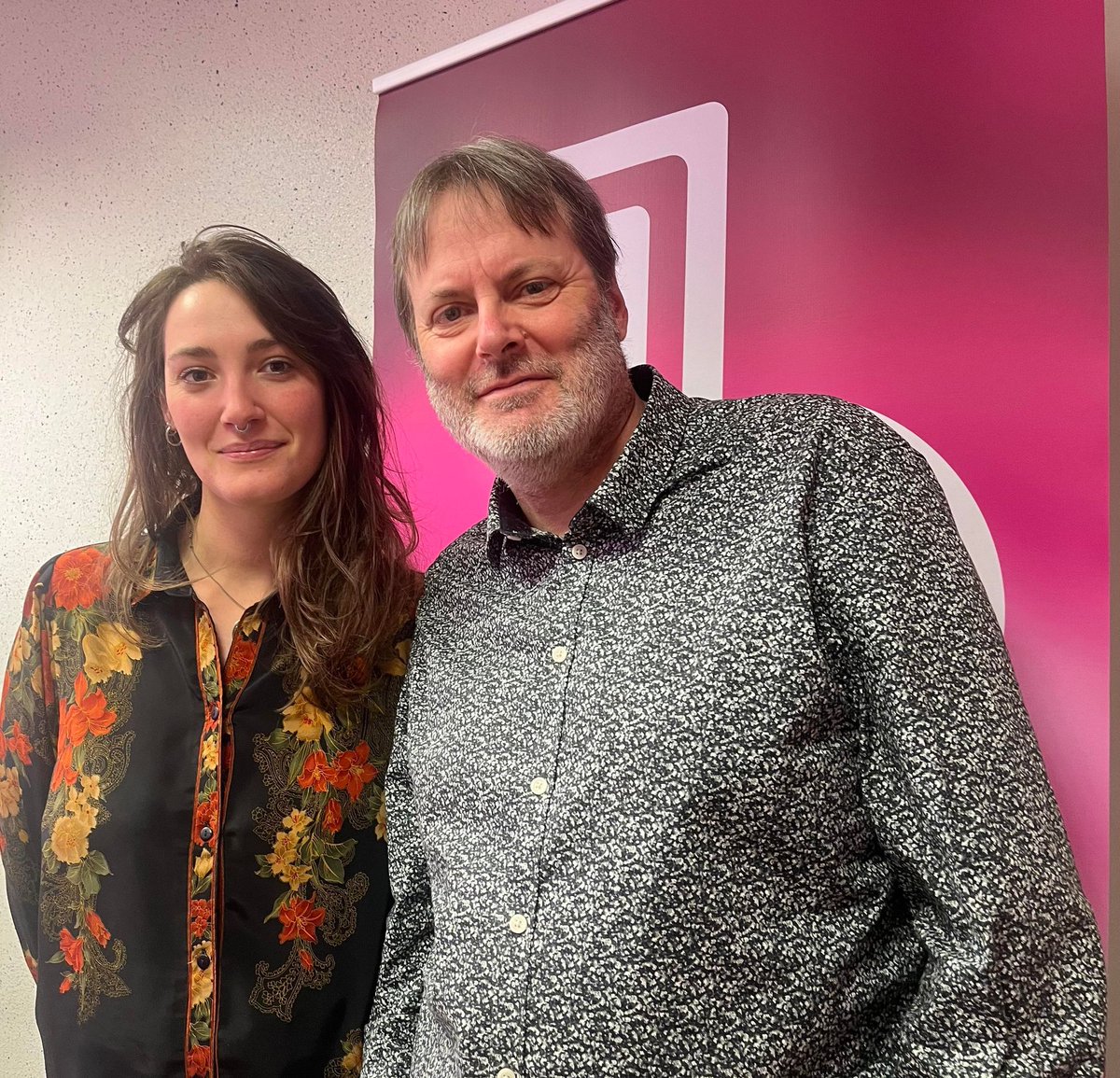 Pierre, l'animateur du "13/14", s'absente quelques temps ☘️
Et  c'est Eve qui prend la relève !  
Vous l' entendrez du lundi au vendredi de 13h à 14h sur nos ondes ;) et ce, dès lundi prochain :D
Bienvenue à Eve ! ☀️
Une merveilleuse aventure radiophonique parmi nous 🤩