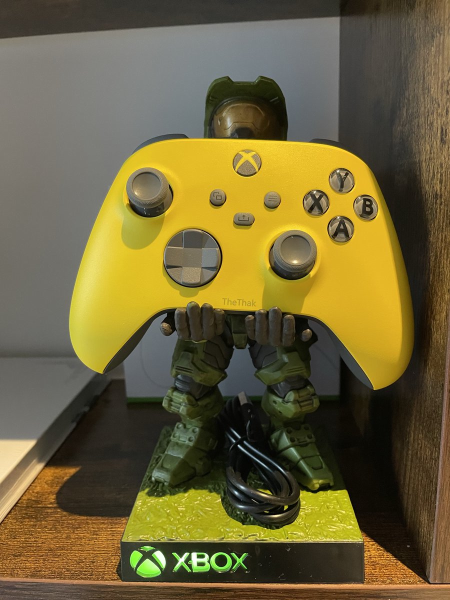 ThakThe's tweet photo. A couple of Christmas Gifts I got, looking good. #masterchief #customcontroller #personalisedcontroller https://t.co/XPLUgACOGi