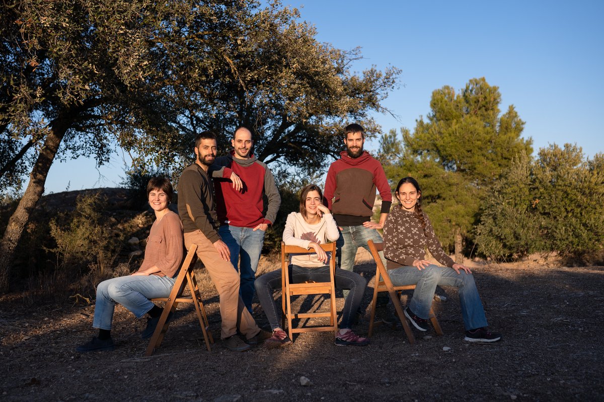 🎂 Avui celebrem el sisè aniversari de Tres Cadires! 

Sis anys elaborant licors artesans, compartint obrador i impulsant l'economia social i solidària a Ponent.

Gràcies a totes per apostar pel projecte i els licors cooperatius! 🥃