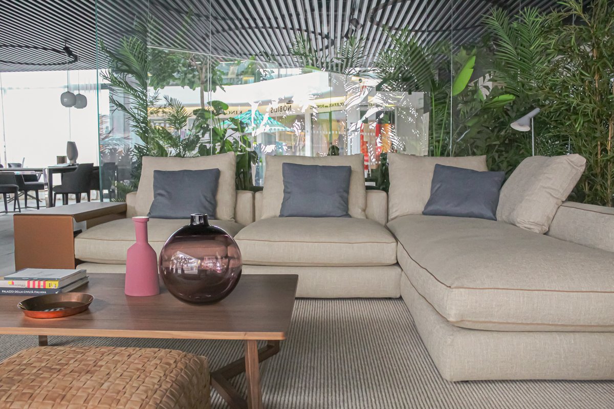 With a NY comes a new look &amp; what better place to start than at #DesignSale22AtDCCH Here you will find some amazing discounts from a range of luxury brands including Flexform who are offering up to 40% off. This 'Harper' sofa was £25,998 &amp; is now £16,899 bit.ly/3s556Qf