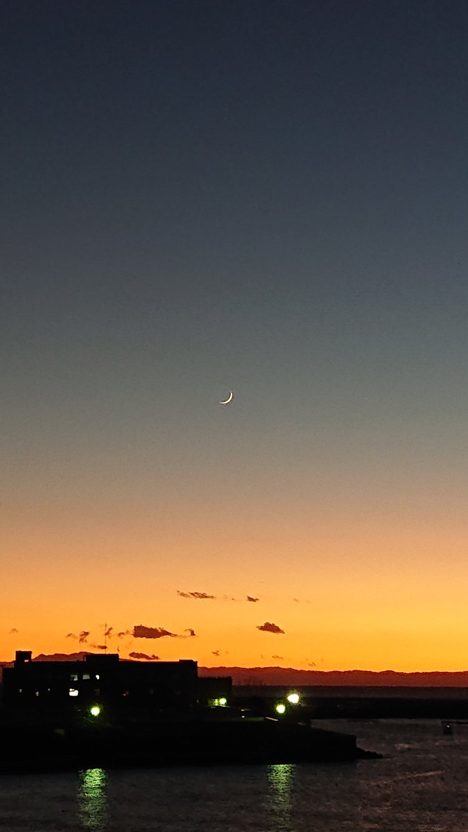 JapaneseMom48's tweet photo. After sunset 🌙 https://t.co/DFSyGSuVzJ
