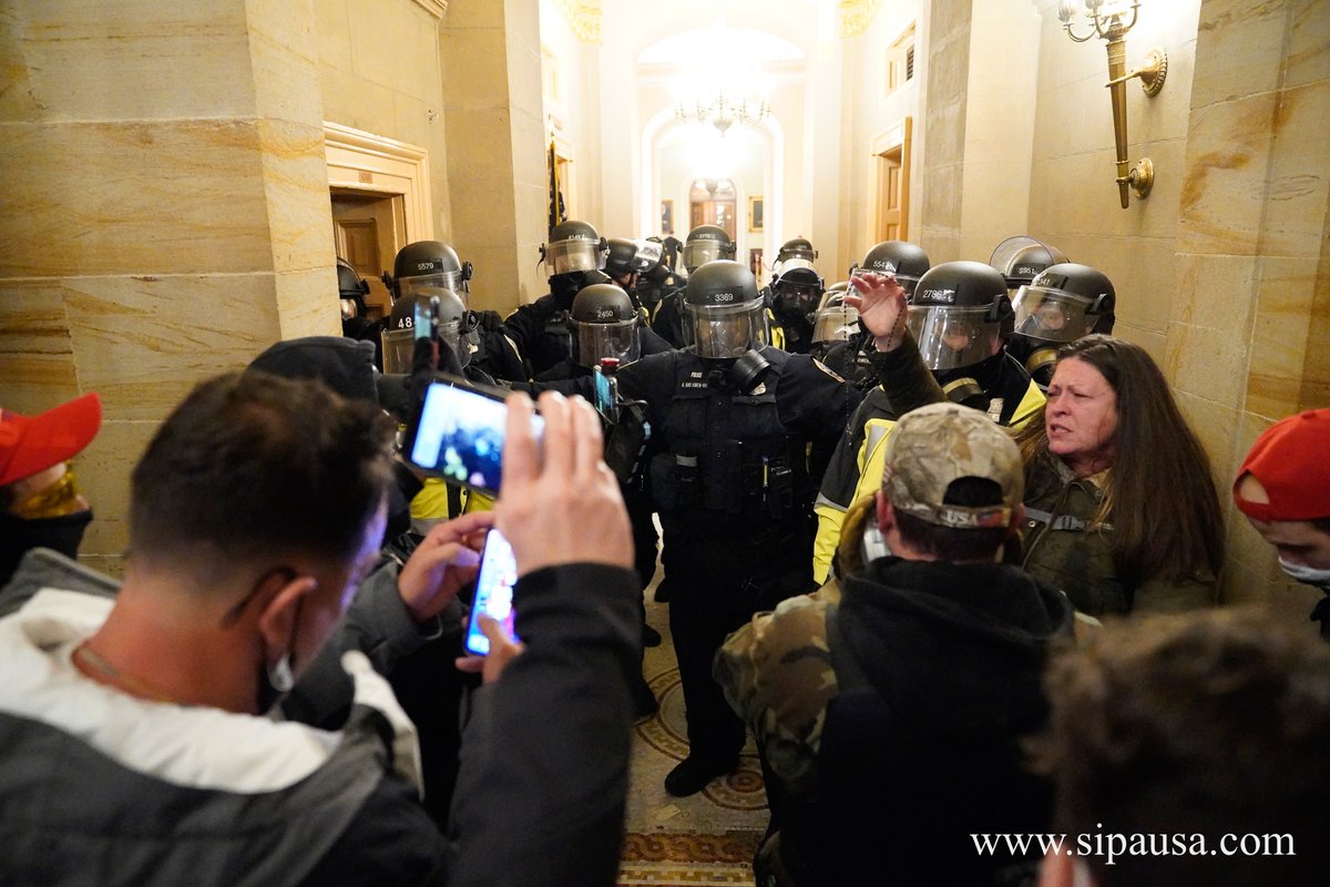 Thursday will mark the one year anniversary of the attack on the US Capitol by protesters and pro-Trump supporters. Take a look back at the dramatic moments form that day conta.cc/32OjmT5 Photo by Chris Kleponis/ #sipausa