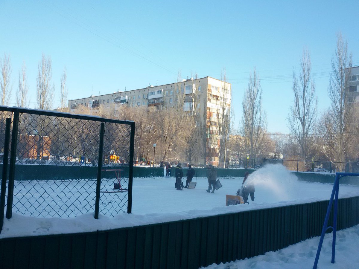 Микрорайон 4Ц #Тольятти в новом году:с вывезенным мусором рег.оператором <a href="/ecostr_ru/">ЭкоСтройРесурс</a>,дворниками, убирающими контейнерные площадки, придомовые территории и работающей спец.техникой #Зеленстрой,на территориях общего пользования.Расчищается каток по б-ру Ленина,21.С Новым 2022 годом!