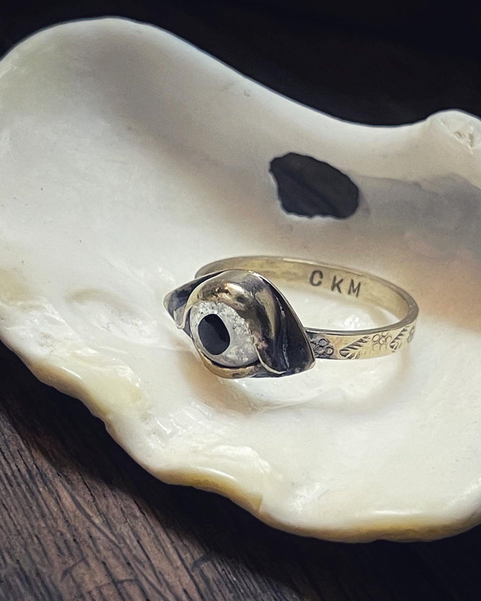atelierckm's tweet photo. Eye with eyelid ring 

#metalcraft #jewelry #jewelries #jewelrymaking #eye #glasseye #brass #antiquelike #Handmade #handcrafted #handcraft #metalwork #metal #rings #atelierckm #design #weird #creepy #art #spooky #uniquejewelry #彫金　#真鍮　#指輪　#リング　#ハンドメイド　#手仕事 https://t.co/wp8fuLqqqG
