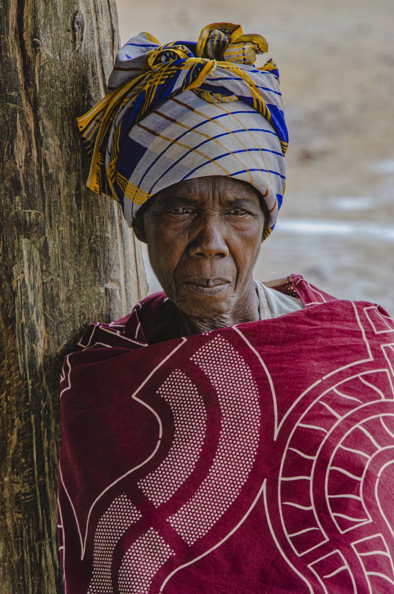 weise und würdig...
...kann sie geschichten vom grausamen bürgerkrieg 
und der darauf folgenden ebola epidemie in liberia erzählen