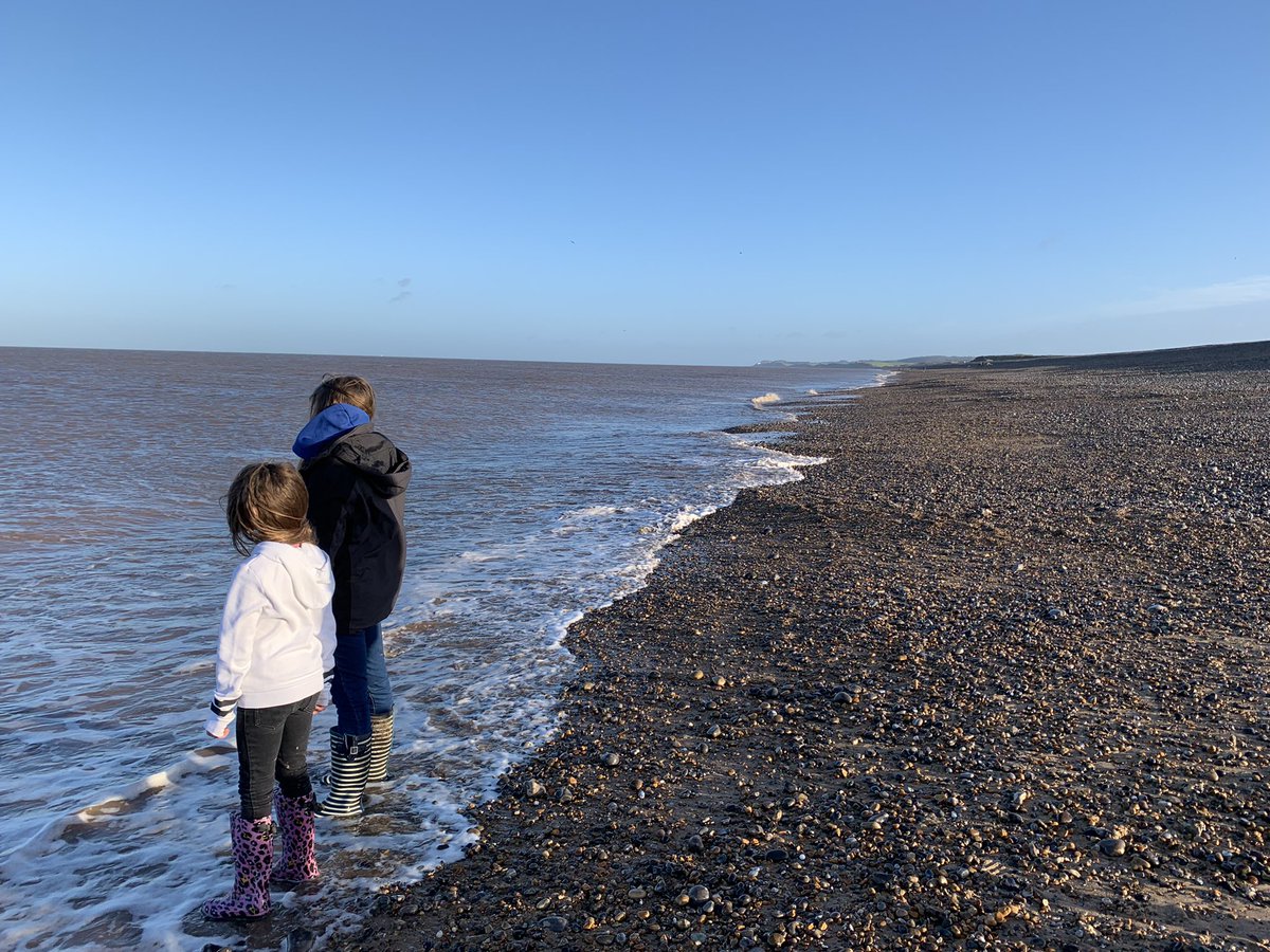 Blowing the Christmas and New Year cobwebs away on yet another *overcrowded* Norfolk beach yesterday! Back to it today. First day back of 2022. If you’re back today too, we got this! See you at 6pm with @beckyjagoitv <a href="/itvanglia/">ITV News Anglia</a>