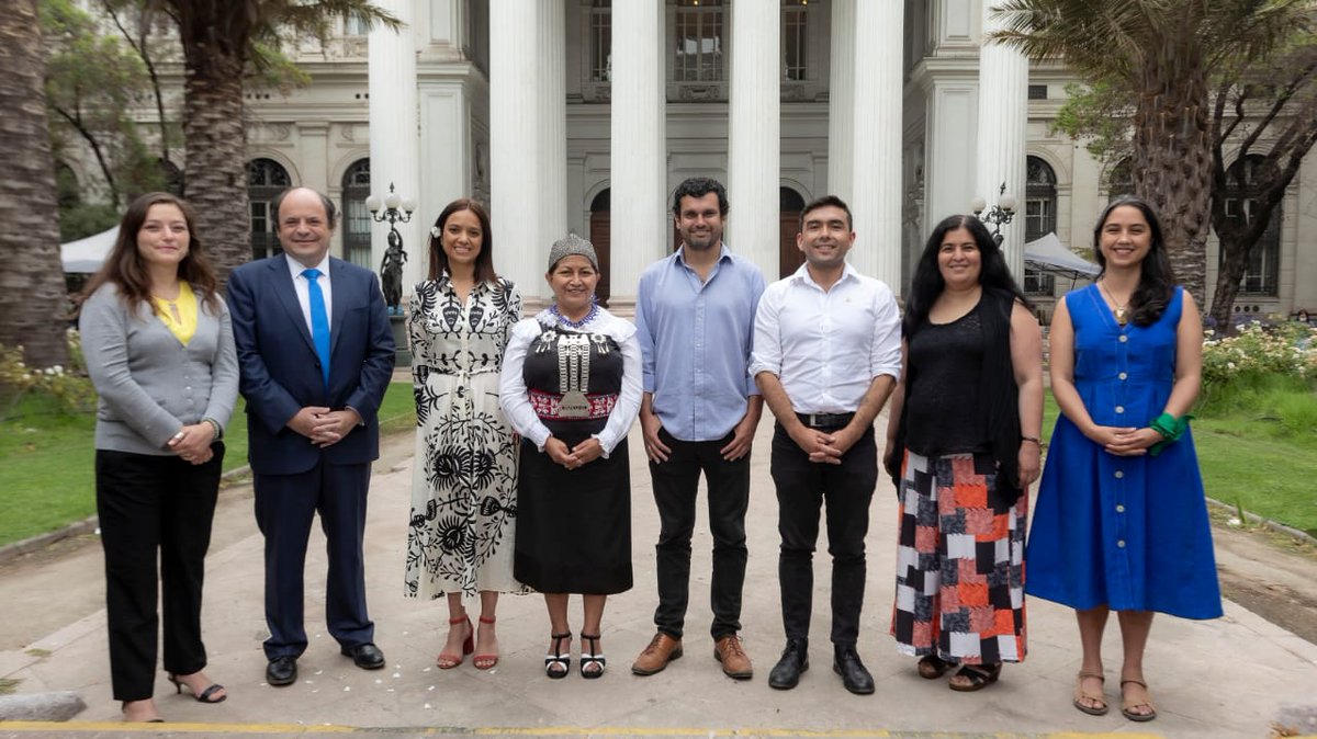 Hoy despedimos oficialmente, con cariño y admiración, a la mesa saliente. Les agradecemos por su arduo trabajo y su enorme entrega durante este periodo 🙌
Ahora, recibimos con esperanza esta nueva etapa y seguimos en el camino para tener una #NuevaConstitucion 💪