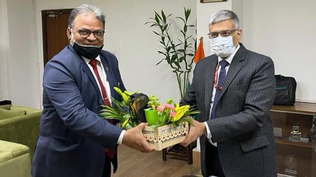 BPCLimited's tweet photo. Shri Arun Kumar Singh, C&amp;MD, #BPCL calls on Shri Pankaj Jain, IAS, Secretary, Ministry of Petroleum and Natural Gas, today in his office. https://t.co/TQOh0w01Dm