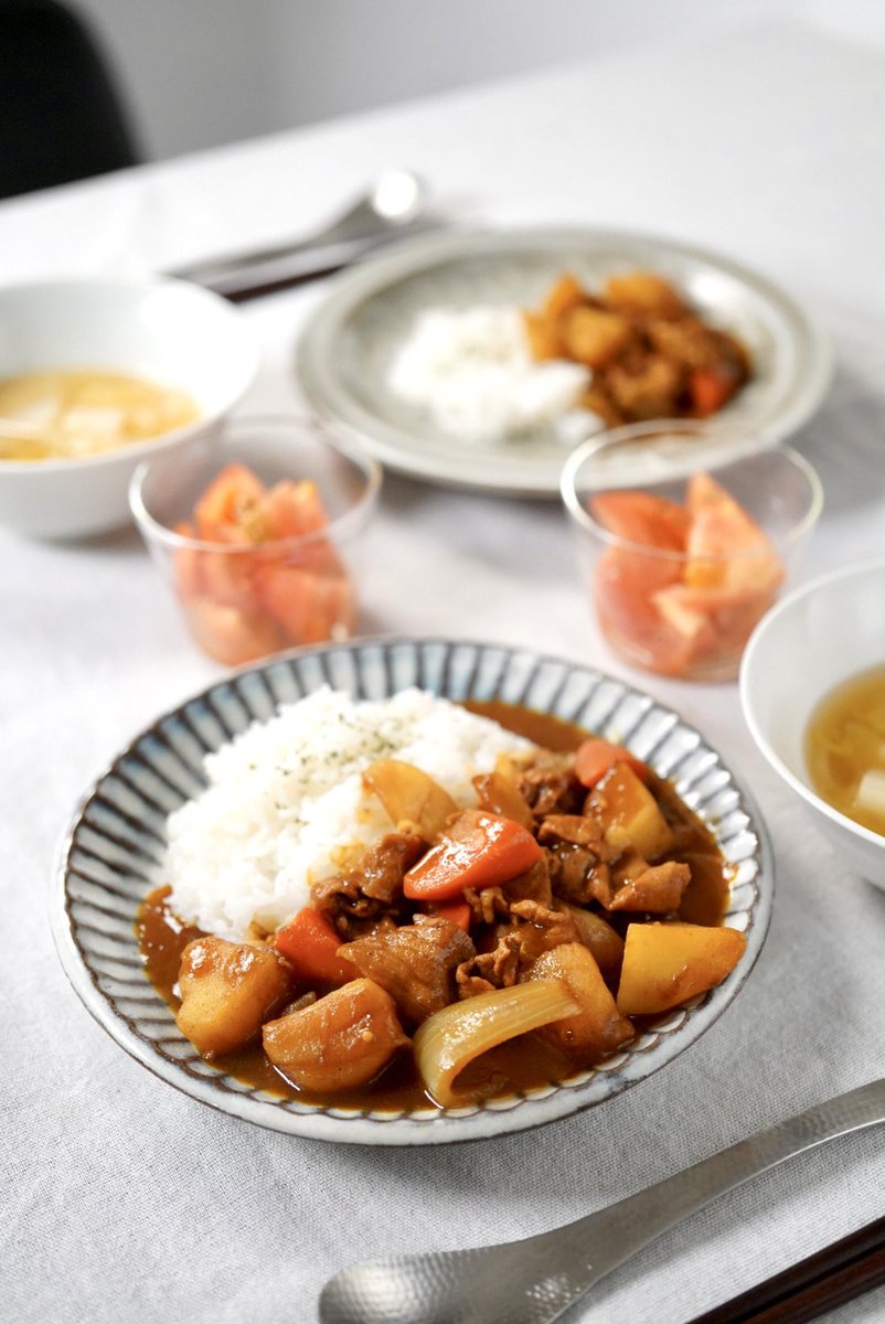 おせちに飽きたら笑 今日は野菜ごろごろカレー🍛 お気に入りの無水鍋で大きめに切った野菜も綺麗に火が入ります。 たくさんのスパイスとソース、醤油、バターを。