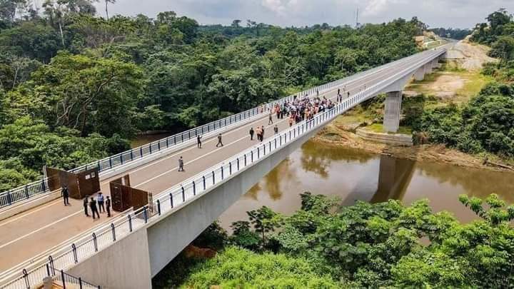ThatVyktur's tweet photo. Nigeria, Cameroon Joint Bridge at Mfun Community located at  Cross River state and ready for PMB to commission it!

BUHARI NA UR MATE? https://t.co/h7j6Pc7BGa