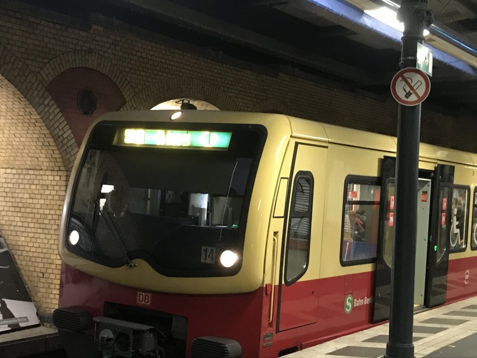 Heute in einer Woche, am 11.1. um 19 Uhr <a href="/HellePanke/">Helle Panke</a> 
"Die #Berlin S-Bahn und mögliche Privatisierungspläne"
Vortrag und Diskussion mit @JorindeSchulz von <a href="/linkeneukoelln/">DIE LINKE. Neukölln</a> / Antiprivatisierungsini <a href="/1sbahn4berlin/">EineSBahnFürAlle</a>
Infos &amp; Anmeldung: helle-panke.de/de/topic/3.ter…