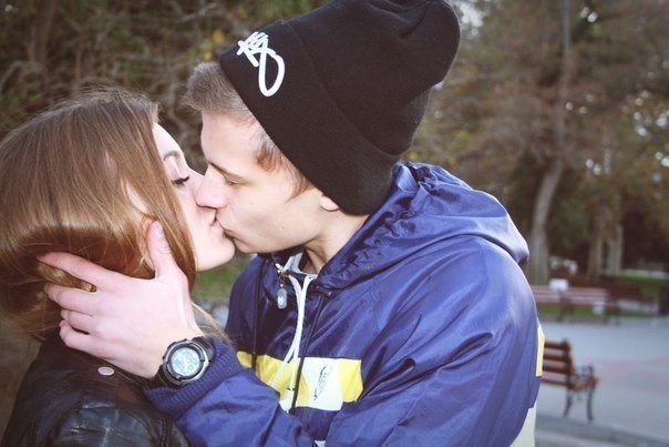 девушке 16 парню 19 лет. парень и девушка 15 лет. девушка 19 лет красивая с мальчиком. девочка 18 лет с парнем. красивые мальчики и девочки 14 15 лет.