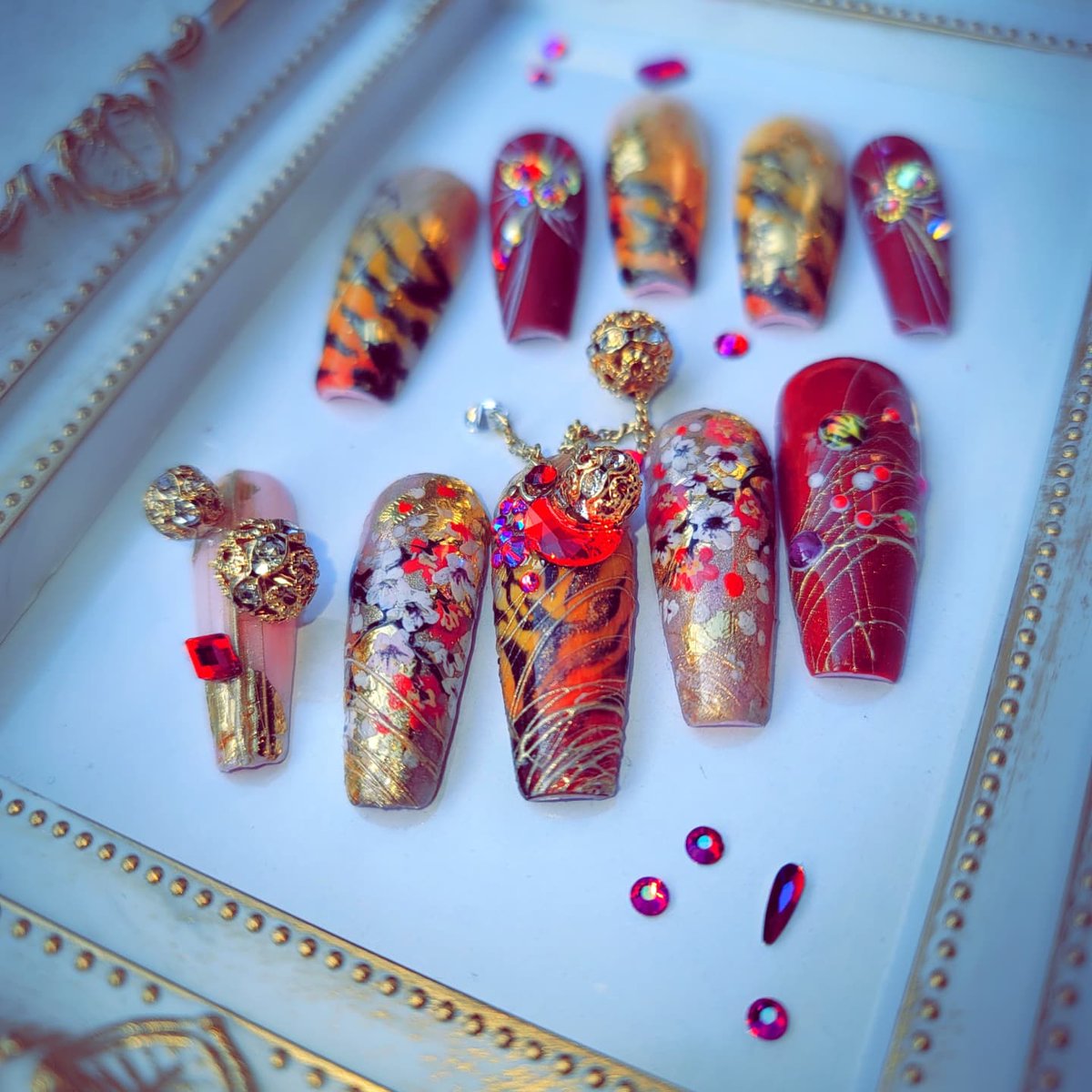 JamLeopard's tweet photo. 明けましておめでとうございます🎉
今年は寅年なので虎柄と和風のイメージでこのネイルアートを作りました💅

https://t.co/yALCy0qTp6

#NFTJapan 
#WomensArt 
#nftart https://t.co/vfGIMso1bS