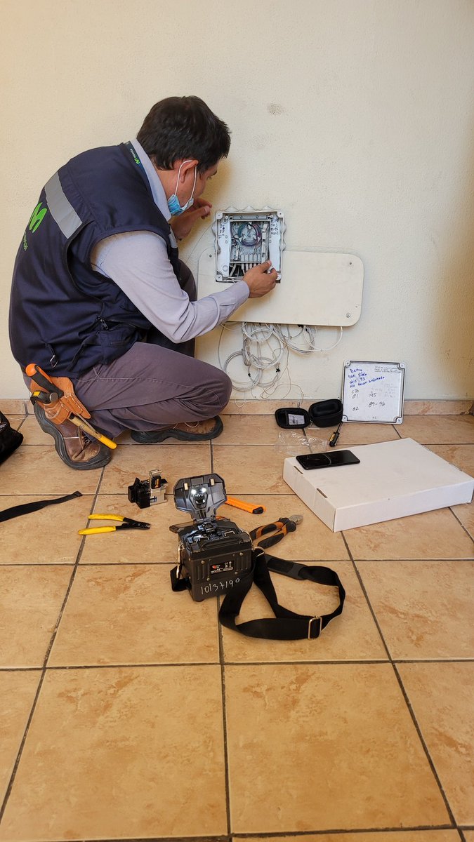 Me encantaría poder escucharlos pero <a href="/AyudaMovistarCL/">Ayuda Movistar Chile</a> me tiene pal gueveo. No son capaces de hacer funcionar una fibra óptica. Y así queremos tener energia nuclear...
Los voy a funar hasta que me canase #AutopiZtaConLaRucia