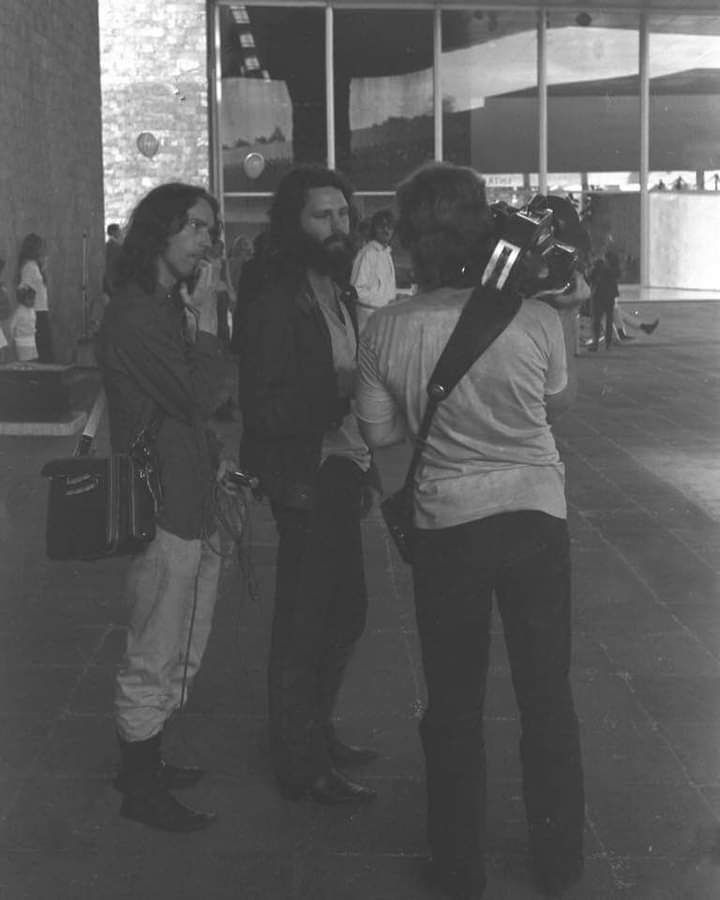 Jim Morrison en su visita al museo nacional de antropología en 1969 
#mexdelrecuerdo #ayer #musica #JimMorrison