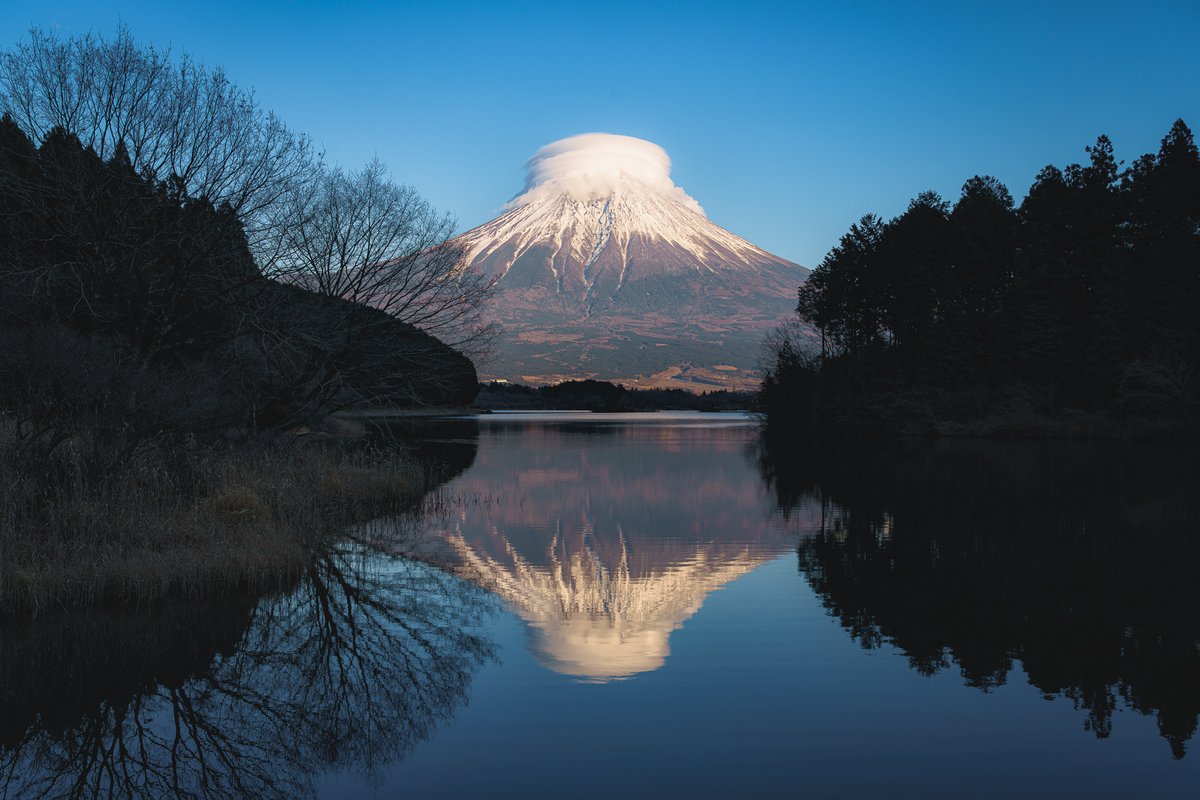 富士山と笠雲のリフレクション