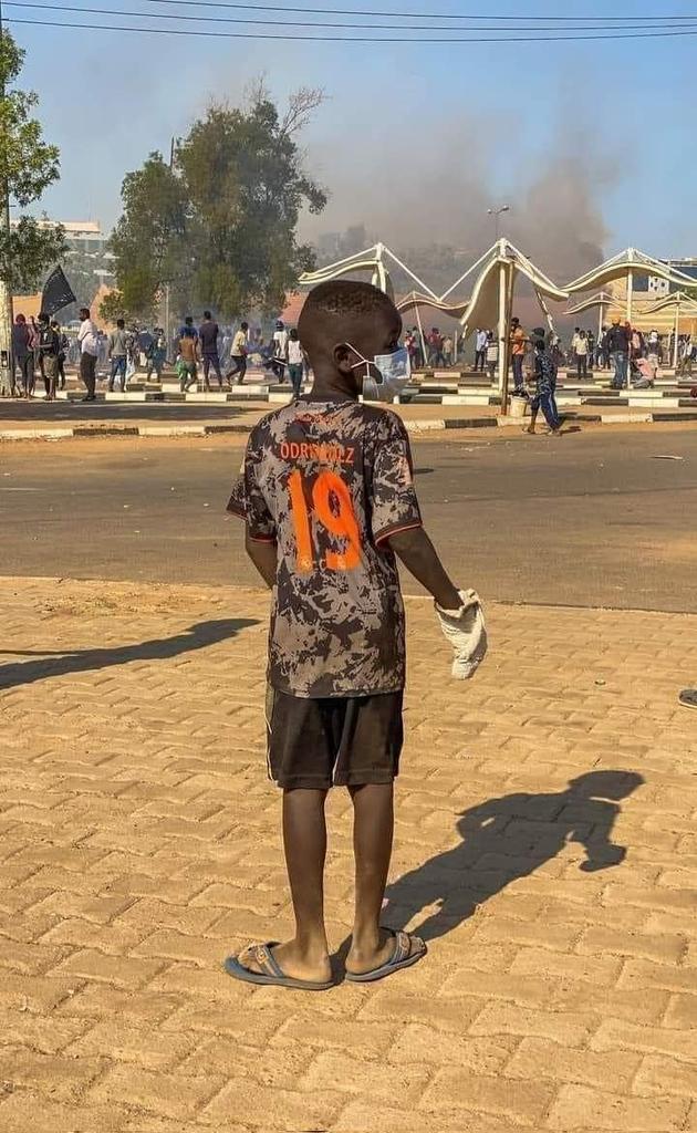 Elgaili16's tweet photo. @Arsenal A young boy protesting in Sudan an Arsenal fan https://t.co/nYRT52g08b