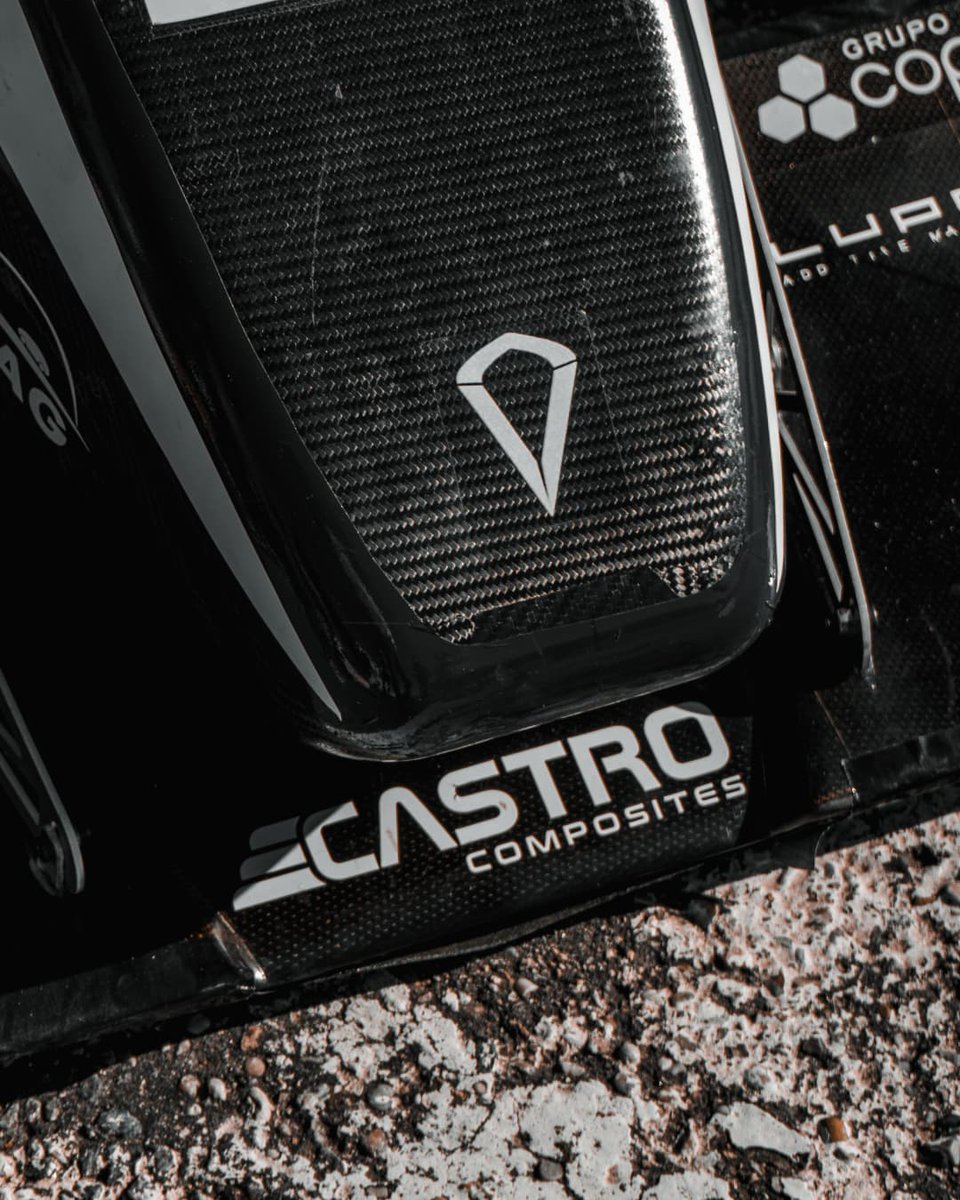 UVigoMotorsport's tweet photo. Para fabricar un monoplaza de carbono, y que sea de calidad, es necesario contar con los mejores materiales y profesionales de nuestro lado. Por ello queremos agradecer a @CastroComposite su colaboración en el proyecto un año más. https://t.co/P1JLCHqOmD