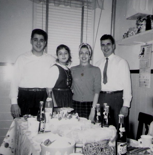 CirioUK's tweet photo. Food tastes better when you eat with your family #AuthenticallyItalian https://t.co/EIjcHiV6PD
