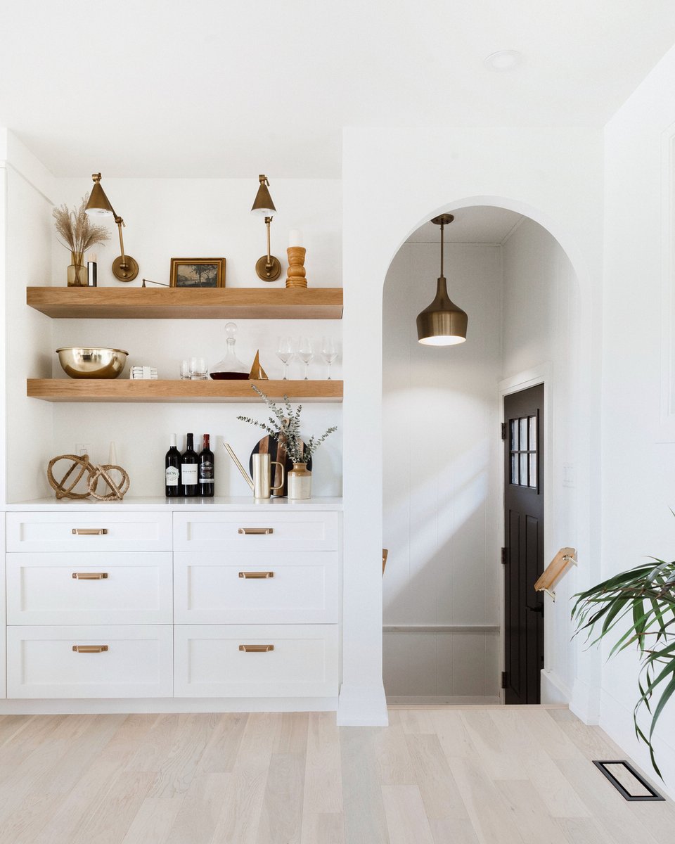 Covid madness may be back in full swing 😳…but so are arched doorways and that’s what I am choosing to focus on instead!

📸 by @soniavphoto 

#kitchendesign #kitchendecor #diningroom #kitcheninspo #interiorinspo #interiordesign #homeinspo #homedesign #homereno #interior4