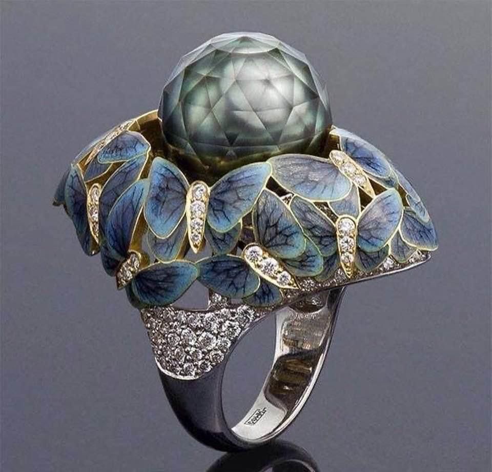 saint_marche's tweet photo. #Butterflyflick #hautejoaillerie #ChristinaSaintMarché #SelectiveStyless for #hautecouture https://t.co/C3uyEhIk4H