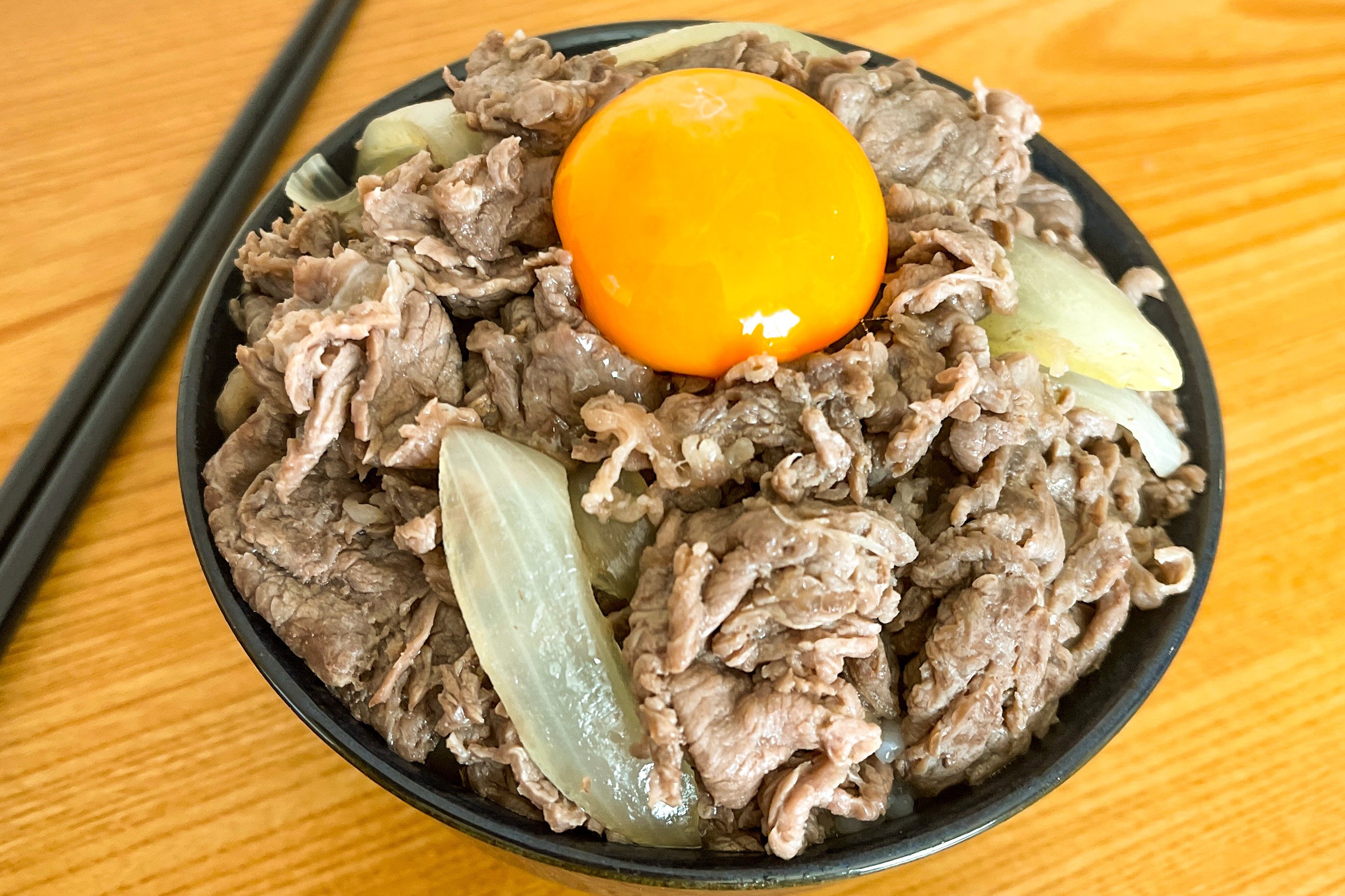 まるみキッチン 簡単レシピ 材料3つで作れる レンチン牛丼 玉ねぎ1 4を薄切り 耐熱容器に牛こま肉0g 2 倍濃縮のめんつゆ大さじ4加えたらまぜて600w4分チンして完成 T Co Cyrohbhcby Twitter