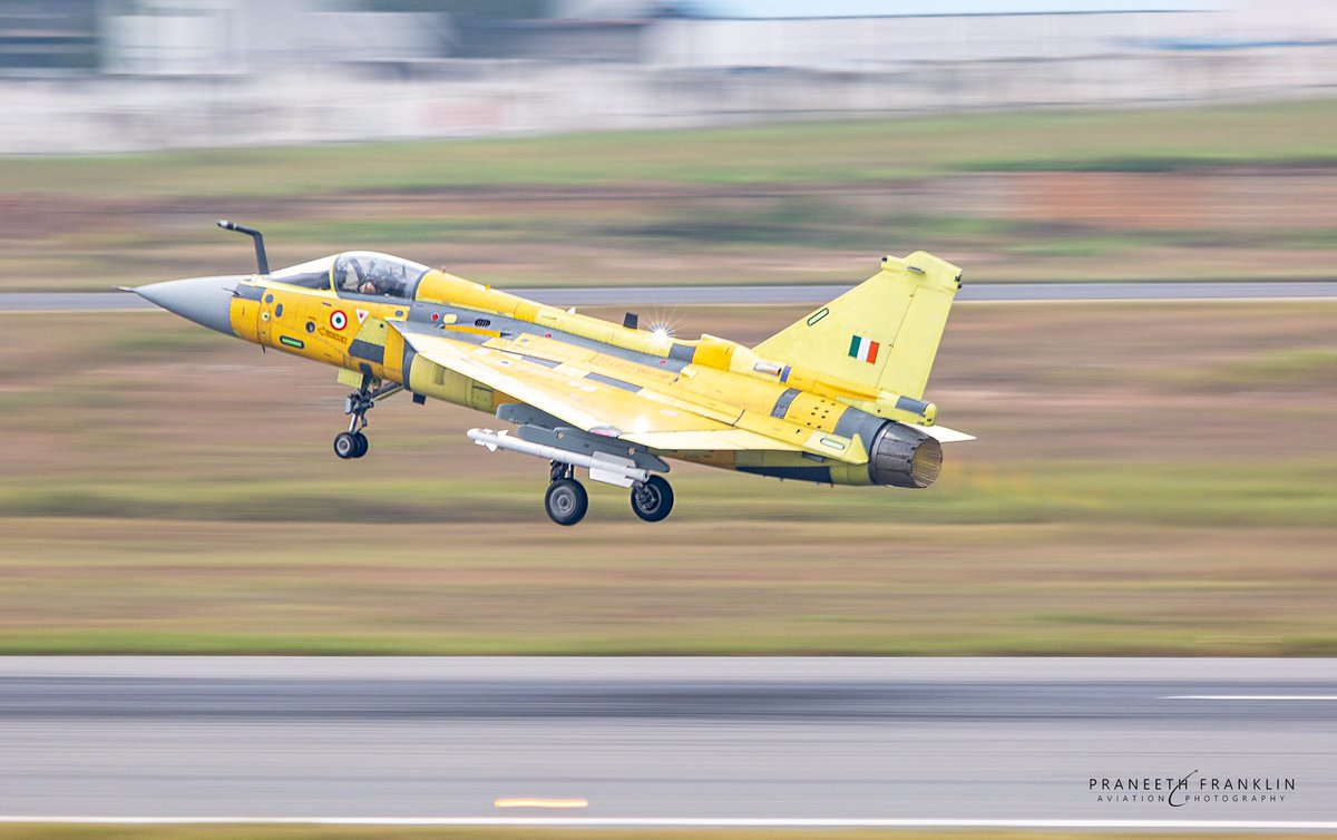 Happy birthday Tejas!! 🎉🎉 Captured at 1/60s shutter speed. #praneethfranklin #aviationphotography #lcatejas #tejas #lightcombataircraft