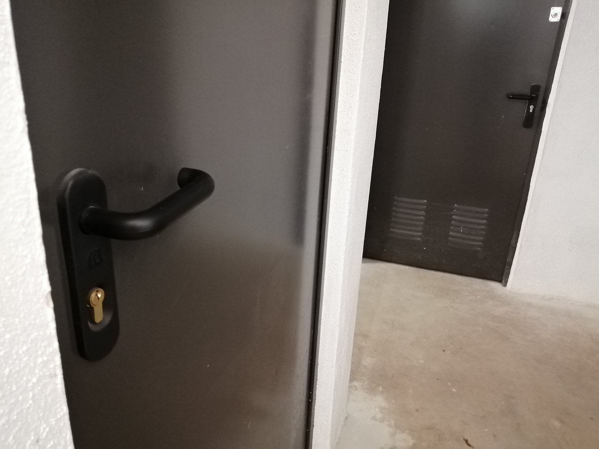 mossos's tweet photo. Assegura’t que cap desconegut entra a l’aparcament o al bloc de pisos quan hi accedeixis, espera que la porta es tanqui del tot abans de marxar. Que els lladres no t’espatllin les Festes #TrasterSegur https://t.co/1hpvuGYOct