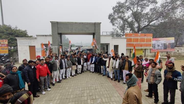 INCBasti's tweet photo. सहारा और पल्स ग्रूप में जमा निवेशकों का पैसा वापस किए जाने एवं इन फ़र्ज़ी कंपनियों के विरुद्ध कार्यवाही की माँग को लेकर आज जिला कांग्रेस कमेटी बस्ती द्वारा शास्त्री चौक से जिलाधिकारी कार्यालय तक प्रदर्शन कर महामहिम राज्यपाल को संबोधित ज्ञापन सौंपा गया... https://t.co/qRiGUiFjYK