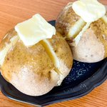 小腹が空いたときにも良さそう!電子レンジで作れちゃう「じゃがバター」のレシピ!