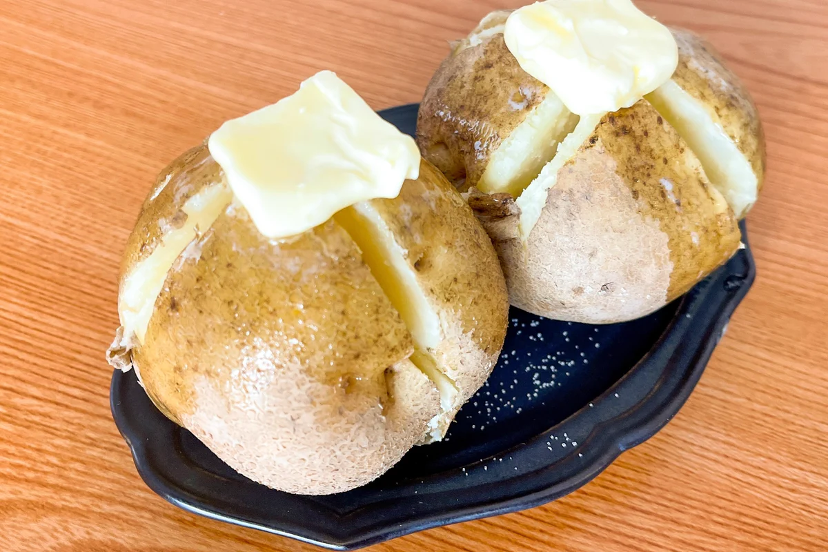小腹が空いたときにも良さそう！電子レンジで作れちゃう「じゃがバター」のレシピ！