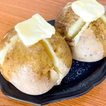 小腹が空いたときにも良さそう!電子レンジで作れちゃう「じゃがバター」のレシピ!