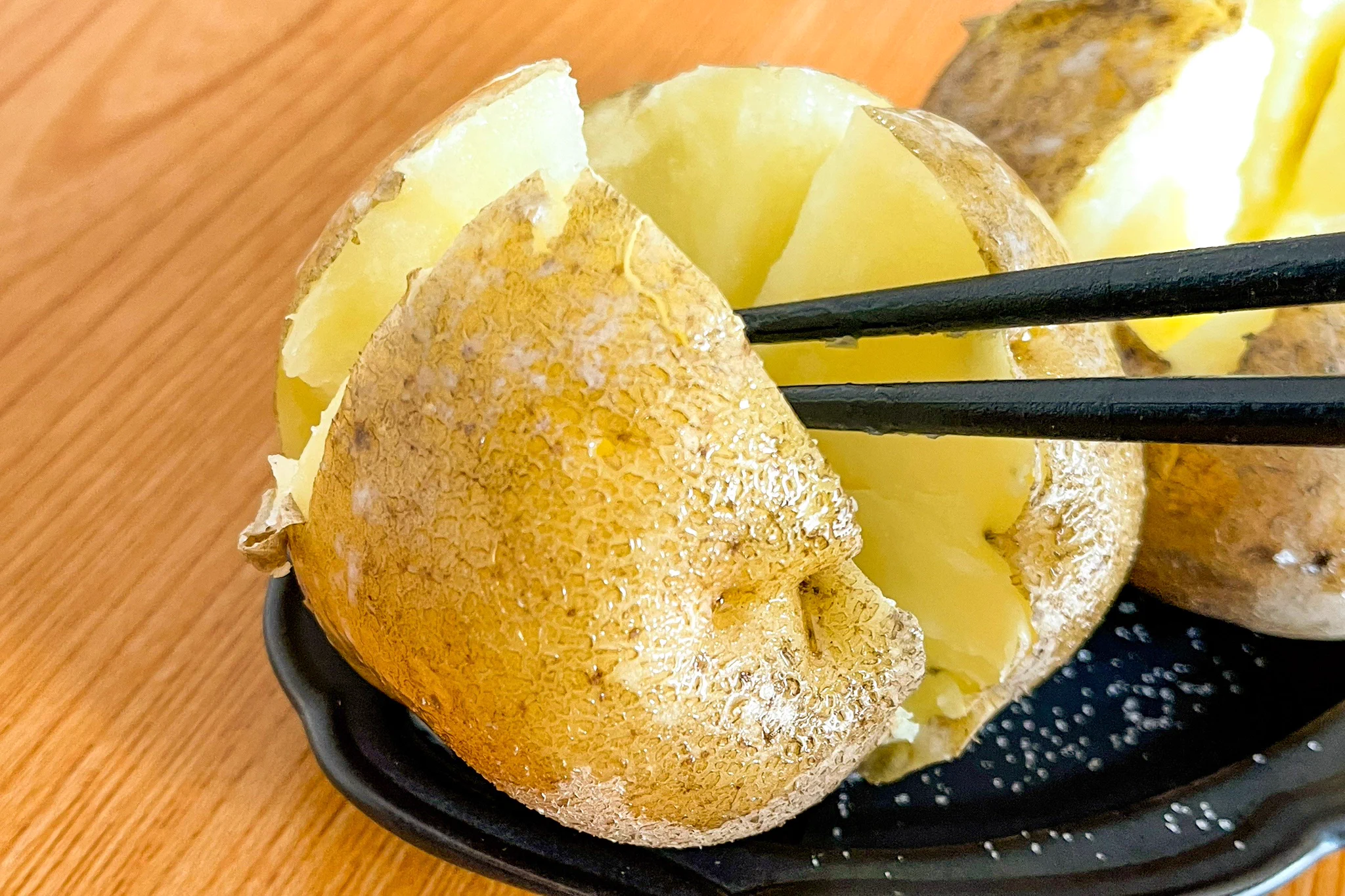 小腹が空いたときにも良さそう！電子レンジで作れちゃう「じゃがバター」のレシピ！